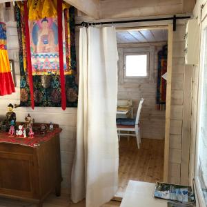 um quarto com uma cortina branca e uma mesa em Himalayan cabin Inkoo em Inkoo