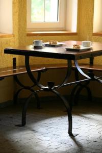 uma mesa com duas xícaras em cima em Mała Sowa em Rzeczka