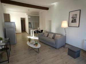 un soggiorno con divano e tavolo di Arles Forum - Les Pénitents Bleus a Arles