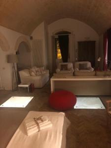 een woonkamer met 2 bedden en een bank bij Gli Ipogei nel cuore di matera in Matera