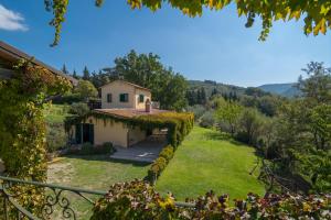 uitzicht op het huis vanuit de tuin bij Agriturismo La Montagnola in Torgiano