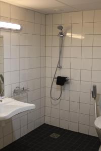 un bagno con doccia e lavandino di Tuhamäe Hostel a Kiviõli Altre 37 foto