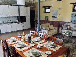 a dining room with a table and a kitchen at Villa Brettino- Pesaro mare e cultura - intera struttura con piscina in Fano