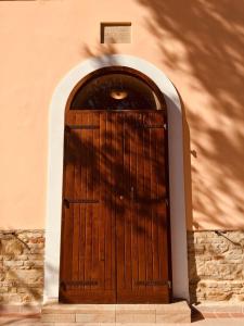 uma porta de madeira no lado de um edifício em Villa Brettino- Pesaro mare e cultura - intera struttura con piscina em Fano