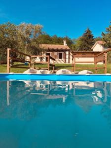 ein großer Pool mit Stühlen im Hof in der Unterkunft Villa Brettino- Pesaro mare e cultura - intera struttura con piscina in Fano