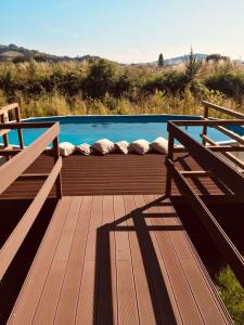 um deque de madeira com uma piscina num campo em Villa Brettino- Pesaro mare e cultura - intera struttura con piscina em Fano
