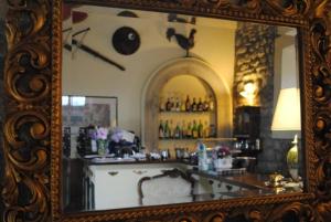 a mirror reflection of a bar in a room at Agriturismo Castello Di San Vittorino in Gubbio