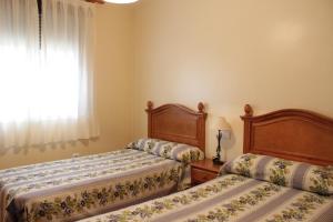 a bedroom with two beds and a window at Casa Mercedes in Molinicos