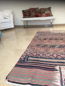 um quarto com dois tapetes no chão e uma cama em Villa Alice Caesarea em Caesarea
