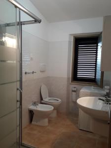 ラ・カレッタにあるCasa Deleddaのバスルーム(トイレ、洗面台付)