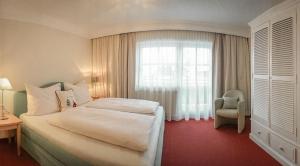 pokój hotelowy z łóżkiem i oknem w obiekcie Appartement Erwin & Eleonore Hüttl w mieście Neukirchen am Großvenediger