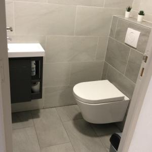 y baño con aseo y lavamanos. en Appartement de vacances au 1er étage 45m2, en Antibes