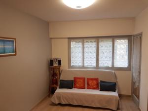 芒通的住宿－location saisonnière，客厅配有沙发和两个枕头