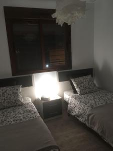 オリフエラ・コスタにあるOriuelha Costa Terrazas de Campoamorのベッドルーム1室(ベッド2台、窓付)