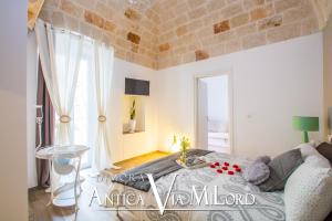 A bed or beds in a room at Dimora Antica Via MiLord