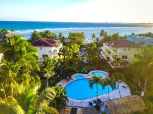een luchtzicht op een resort met een zwembad en de oceaan bij Las Palmeras by Graziano in Boca Chica