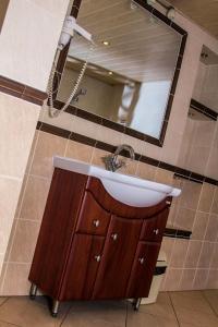ein Badezimmer mit Waschbecken und Spiegel in der Unterkunft Galant Hotel in Wieliczka + 28 Fotos