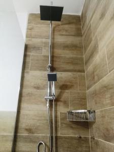 eine Dusche mit Duschkopf in einem Badezimmer in der Unterkunft HUELLA CANARIA Complejo LAS OLAS in Playa del Ingles