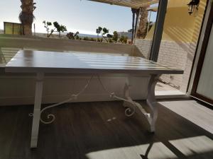 a table on a balcony with a view of the ocean at Apartamento SOLYMAR 3 in San José