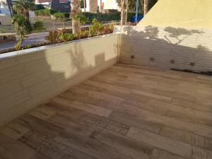 a balcony with a wooden floor and a wall at Apartamento SOLYMAR 3 in San José