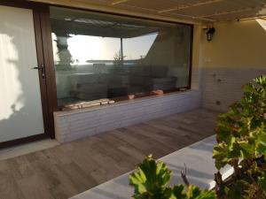 a screened in porch with a large glass window at Apartamento SOLYMAR 3 in San José
