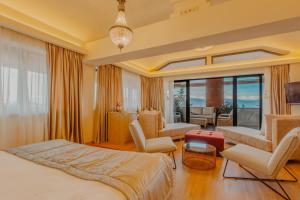 um quarto de hotel com duas camas e uma sala de estar em Seventeen Rooms em Tel Avi
