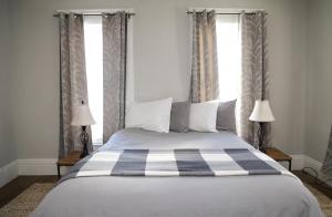 Postelja oz. postelje v sobi nastanitve New One Bedroom Apartment Near Lake Winnipesaukee