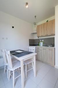 a kitchen with a table and chairs in a room at Luna in Mielenko