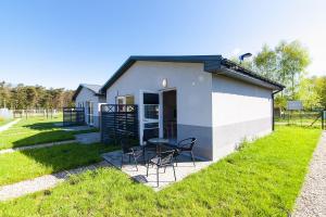 a small house with two chairs and a table at Luna in Mielenko