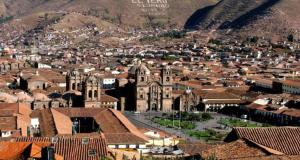 vista su una città con chiesa e edifici di Secret Garden a Cuzco