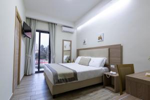 een slaapkamer met een groot bed en een balkon bij Hotel del Sole in Pompei