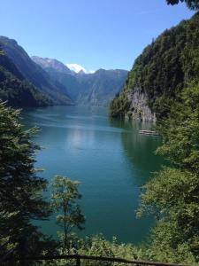 uitzicht op een meer in een vallei met bergen bij Fewo Watzmann in Berchtesgaden