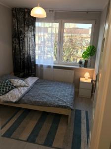 a small bedroom with a bed and a window at BlaBlaFlat Świnoujście Grunwaldzka in Świnoujście