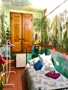 1 dormitorio con 1 cama con papel pintado tropical en Strange Uncle B&B, en Florencia