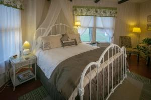 Un pat sau paturi într-o cameră la Taylor House Inn