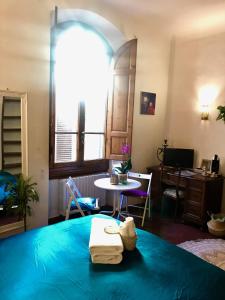 a room with a bed and a table with towels on it at Strange Uncle B&B in Florence