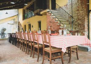 stół z czerwoną i białą szachownicą w obiekcie Agriturismo Fiori di Zucca w mieście Fossano