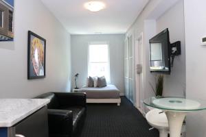 een woonkamer met een bank en een bed bij Comfortable Studio in Back Bay, Newbury St. #7 in Boston