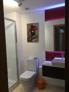 A bathroom at Tamariz Adventure - Sea View and Free Parking