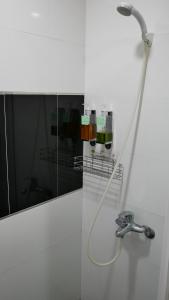 y baño con cabezal de ducha y lavamanos. en Shi Home 1639, en Zhushan