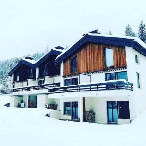 ein großes Gebäude mit Schnee auf dem Boden in der Unterkunft La Schmetta 5 (334 Fo) in Lenzerheide