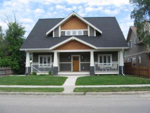 a house with a black roof and a porch at Fitzhugh House Guest Accomodation in Jasper