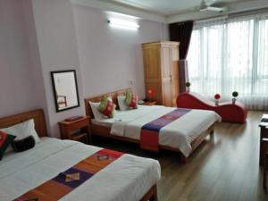 Giường trong phòng chung tại Chau A Hotel