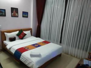 Tempat tidur dalam kamar di Chau A Hotel