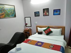 Tempat tidur dalam kamar di Chau A Hotel