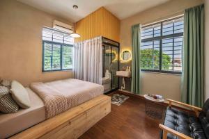 een slaapkamer met een bed en een groot raam bij U shore house in Quanzhou