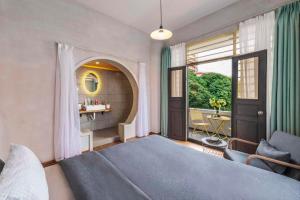 sypialnia z niebieskim łóżkiem i balkonem w obiekcie U shore house w mieście Quanzhou