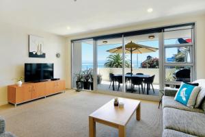 un soggiorno con divano e tavolo di Sea Path Apartment a Nelson