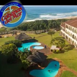eine Luftansicht eines Resorts mit zwei Pools in der Unterkunft Cabanas del Mar in Amanzimtoti