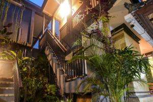 a building with a bunch of plants and stairs at Kamar Suci House in Ubud